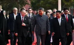 Putin, Xi Jinping e Kim Jong Un caminhando juntos