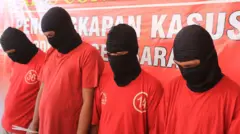 Empat tersangka kasus penyuludupan manusia dihadirkan saat rilis kasus di Mapolres Aceh Barat, Aceh, Selasa (2/4).