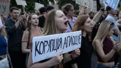 Người biểu tình tập trung tại Kyiv sau khi một dự luật được thông qua nhắm vào các cơ quan chống tham nhũng của Ukraine