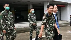 นายชัยวัฒน์ ลิ้มลิขิตอักษร อดีตหัวหน้าอุทยานแห่งชาติแก่งกระจานพร้อมทนายความเดินทางถึงศาลเมื่อช่วงเช้าที่ผ่านมา