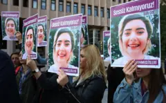 Şule Çet için yapılan bir eylemde posterleri elinde tutan kadınlar.