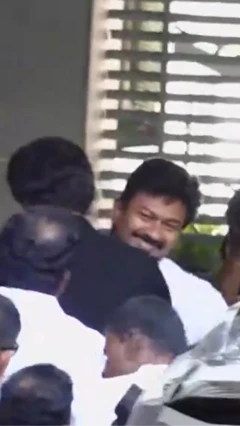 விஜயை கட்டிப்பிடித்து வரவேற்ற உதயநிதி ஸ்டாலின்