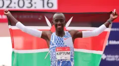 Uyu musore Kelvin yatanguye mu 2018 adashobora kwigurira n’ibirato