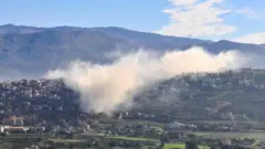 سحب الدخان تتصاعد جراء قصف إسرائيلي لبلدة الخيام في جنوب لبنان رداً على صواريخ أطلقت من لبنان على إسرائيل
