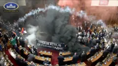 skupstina srbije dimne bombe suzavac baklje jaja neredi