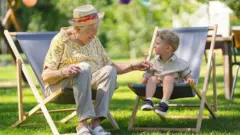 Idosa sentada ao lado de criança