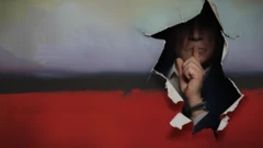 За разорванным полотном картины виден мужчина, который делает жест с указательным пальцем, прижатым к губам. 