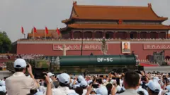 中國抗戰勝利80週年閱兵式天安門廣場上觀眾舉起手機拍攝東風-5C（DF-5C）洲際彈道導彈方陣通過天安門城樓（3/9/2025）