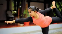 ਕੁੜੀ ਕਸਰਤ ਕਰਦੀ ਹੋਈ