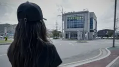 ዩና ከሰራችበት ባንክ ፊት ለፊት ሆና 