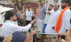 શબ્દો અને વાક્યો વડે એક બીજા પર હુમલો કરતા ચૈતર વસાવા અને મનસુખ વસાવા શુક્રવારે સાંજે જાહેરમાં બાખડી પડ્યા હતા