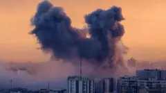 دودی عظیم که از میان ساختمان‌ها برخاسته است، آسمان زرد و غبارآلود است