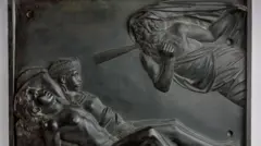 Links liegen zwei Kinder und rechts eine männliche mythologische Figur