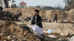 Um garoto palestino em Maghazi, no centro de Gaza