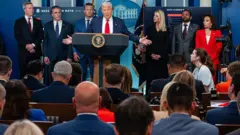 O presidente dos Estados Unidos, Donald Trump, fala durante uma entrevista coletiva sobre o crime na capital do país, na sala de imprensa da Casa Branca em Washington DC, no dia 11 de agosto de 2025