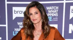 Cindy Crawford, vestidablaze apostas cassinolaranja, olha para a câmera,blaze apostas cassinofotoblaze apostas cassinojulhoblaze apostas cassino2024