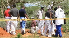 Abategetsi barimo kugenzura ahantu hatahuwe imirambo y'abayoboke b'itorero Good News International Church - ifoto yo mu kwezi kwa Mata (4) mu 2023