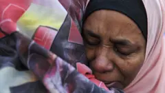 صورة للاجئة سودانية في مصر، تبكي لحظة عودتها إلى بلادها بعد إعلان الجيش السوداني سيطرته على الخرطوم.