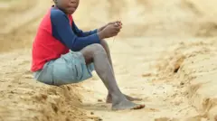 Umwana wo muri Mozambique yicaye