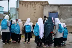 په افغانستان کې نجونې یوازې تر شپږم ټولګي پورې ښونځي ته د تلو اجازه لري.