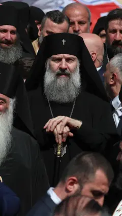 Новый патриарх Грузии в толпе людей