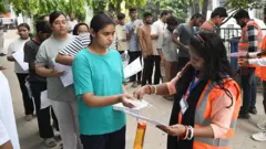 नीट यूजी की परीक्षा देने जाते स्टूडेंट