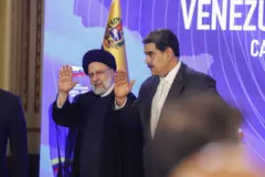 Ebrahim Raisi y Nicolás Maduro saludan durante un encuentro en Venezuela en 2023