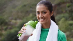 ਵੇਅ ਪ੍ਰੋਟੀਨ ਲੋਕਾਂ ਲਈ ਸੁਵਿਧਾਜਨਕ ਹੈ ਜੋ ਆਪਣੇ ਪ੍ਰੋਟੀਨ ਦੀ ਕਮੀ ਨੂੰ ਪੂਰਾ ਕਰਨਾ ਚਾਹੁੰਦੇ ਹਨ।