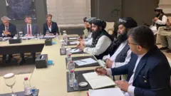 امیرخان متقی و هیات طالبان در گفتگو با هیات بریتانیایی در دوحه 