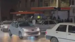 ‘ቢቢሲ ቬሪፋይ’ ባጣራው ተንቀሳቃሽ ምሥል ላይ ተቃዋሚዎች ፀረ መንግሥት መፈክር ሲያሰሙ በአጠገባቸው የሚያልፉ ተሽከርካሪዎች ክላክስ ሲያደርጉ ይታያል። 