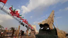 İran yapımı Zülfikar füzeleri, 2 Ağustos 2026'da Tahran'daki Azadi Meydanı'nda sergileniyor. 