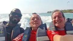 ዮስቲን ሞስኬራ (ጸጋማይ)፡ ኣልበርት ኣልፎንሶ (ማእከላይ)፡ ፖል ሎንግዎርዝ (የማናይ)