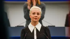 Mulher branca e loiraroleta aovivomeia idade com roupas pretas