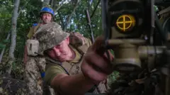 Soldados da defesa aérea ucraniana inspecionam armas para lutar contra drones russosroleta aovivoKharkiv