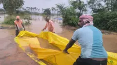 ధాన్యాన్ని వడపోస్తున్న రైతులు 