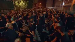 شرکت‌کنندگان در این مراسم بزرگ، به همدلی با خانواده‌های جانباختگان و آسیب‌دیدگان انفجار در بندر رجایی با سنج و دمام عزاداری کردند.