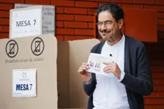 Iván Cepeda muestra su voto al sufragar en el balotaje presidencial de Colombia que lo tiene como candidato el 21 de junio de 2026 en Bogotá.