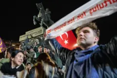 Saraçhane civarında bir eylemci. 