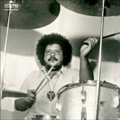 Em foto em preto e branco, Tim Maia toca bateria