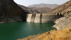 Represa Amir Kabir, no Irã, com grande parte da sua parede exposta em 29 de julho de 2025