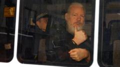 Assange em veículo da polícia