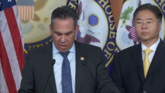 ব্রিফিংয়ে কথা বলছেন হোয়াইজ হাউজের এক কর্মকর্তা, পাশে দাঁড়িয়ে আছেন একজন