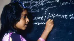 சிபிஎஸ்இ, கல்வி, மும்மொழிக் கொள்கை, பிரெஞ்சு மொழி, இந்தி
