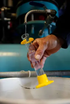 Medidor coletando água