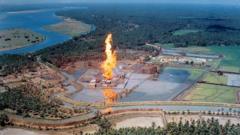 పాశర్లపూడి బ్లోఅవుట్: 100 అడుగుల ఎత్తుతో, 65 రోజులు ఆరని మంటలు, 30 ఏళ్ల కిందట అసలేం జరిగింది?