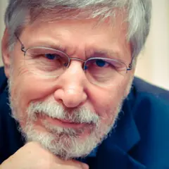 Retrato próximo do rosto de van der Kolk; ele sorri contidamente