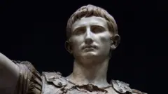 La cabeza y los hombros de una escultura del emperador romano César Augusto