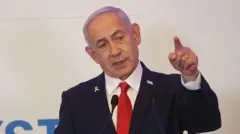 El primer ministro de Israel, Benjamin Netanyahu, señala con el brazo en alto