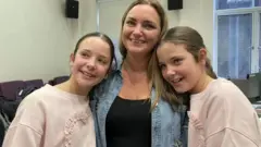 Ruby e Rosie com sua mãe Angela
