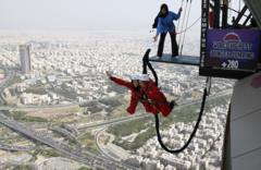 سکویی برای بانجی‌جامپینگ در ارتفاع ۲۸۰ متری برج میلاد در تهران افتتاح شده است.